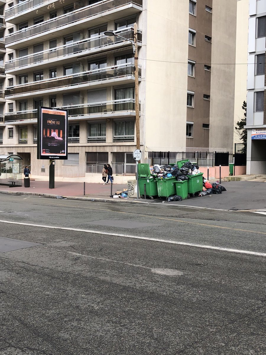 saccageMoliere (@saccagemoliere) on Twitter photo La frontière entre l’extrême-droite (Levallois) et #paris 👏 <a href="/Anne_Hidalgo/">Anne Hidalgo</a> de lutter sans relâche contre le fascisme et pour la justice sociale #saccageparis La frontière entre l’extrême-droite (Levallois) et #paris 👏 <a href="/Anne_Hidalgo/">Anne Hidalgo</a> de lutter sans relâche contre le fascisme et pour la justice sociale #saccageparis