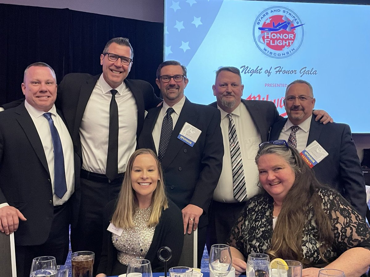 dicksontim's tweet photo. So proud and grateful to represent @Generac at the Night of Honor Gala in support of @SSHonorFlight. Such a great cause to #payitforward and give back to #veterans who have been so good to us. #generacproud #HonorFlight #USA 🇺🇸 https://t.co/hroOfIV5Hf