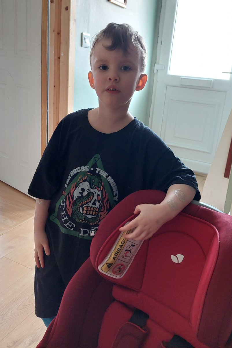 SecondRowCF's tweet photo. Well he may not have been able to go to Scrapper, but someone was happy with the results. His "girlfriend" Martina won, and his 4 favourite "bad" guys. He insisted on wearing this tshirt today even though its bloody cold!
@OTT_wrestling
#TheDraw
#SessionMoth
#Scrappermania https://t.co/VMmyskocDz