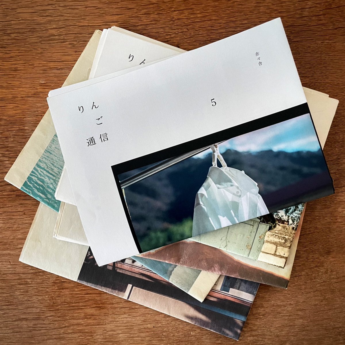 EiriMotoyoshi's tweet photo. りんご通信が届きました。
僕は自身の身体性をきっかけとして不意に起こる日々の可笑しみのようなものを書いています。簡単に言い表す言葉はキャッチしやすいですが、誰かに話すほどのことでもない取留めのない語りにも何か役割があるような気がしています。ぜひご覧下さい！https://t.co/fIMxkigimy https://t.co/OTwdghw6FH