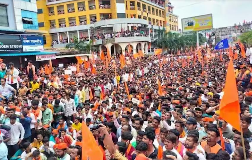 HinduJagrutiOrg's tweet photo. 🚩 औरंगाबाद का नाम बदलने के समर्थन में तथा ल‍व जिहाद, धर्मान्तरण, गोहत्या विरोधी कानून शीघ्र बनाने की मांग को लेकर छत्रपति संभाजीनगर में निकला हिंदू जनगर्जना मोर्चा

🚩 हजारों की संख्या में विविध हिन्दुत्‍वनिष्ठ संगठन, संत, धर्मप्रेमी हिन्दुओं का सहभाग
#Hindu_Janagarjana_Morcha https://t.co/NYdTZSgh6z