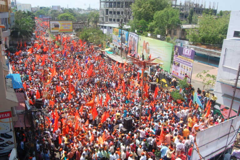 HinduJagrutiOrg's tweet photo. 🚩 औरंगाबाद का नाम बदलने के समर्थन में तथा ल‍व जिहाद, धर्मान्तरण, गोहत्या विरोधी कानून शीघ्र बनाने की मांग को लेकर छत्रपति संभाजीनगर में निकला हिंदू जनगर्जना मोर्चा

🚩 हजारों की संख्या में विविध हिन्दुत्‍वनिष्ठ संगठन, संत, धर्मप्रेमी हिन्दुओं का सहभाग
#Hindu_Janagarjana_Morcha https://t.co/NYdTZSgh6z