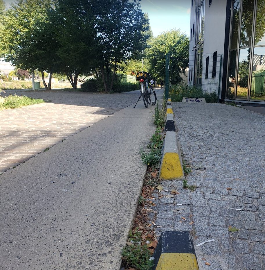 Bordure chanfreinée à la parisienne façon requin

en skate, roller, patin à roulettes ... à vélo à pied 
ici ne chutez pas ! sans cela les bordures vous attendent pour vous faire un peu plus de mal !