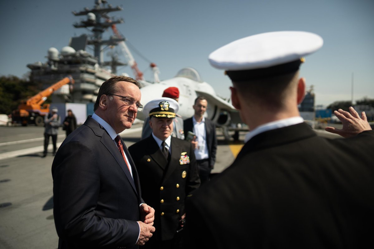 BMVg_Bundeswehr's tweet photo. Zum Abschluss seiner Japan-Reise besuchte Minister #Pistorius auch den US #Flugzeugträger „Ronald Reagan“ der 7. US-Flotte in Yokosuka. Für die Teilnahme bei geplanten Übungen im kommenden Jahr stimmen wir uns eng mit unseren multinationalen Partnern ab.  #IndoPazifik #USNavy https://t.co/GyybKFc8TH