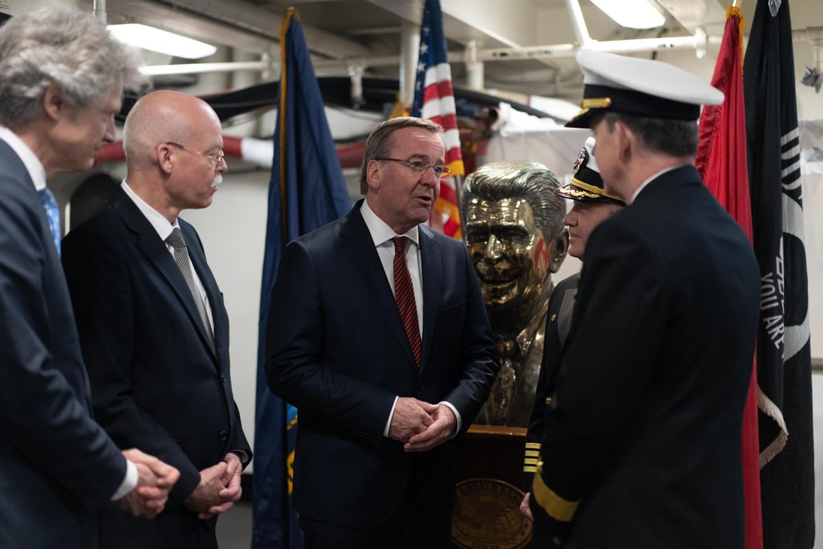 Zum Abschluss seiner Japan-Reise besuchte Minister #Pistorius auch den US #Flugzeugträger „Ronald Reagan“ der 7. US-Flotte in Yokosuka. Für die Teilnahme bei geplanten Übungen im kommenden Jahr stimmen wir uns eng mit unseren multinationalen Partnern ab.  #IndoPazifik #USNavy