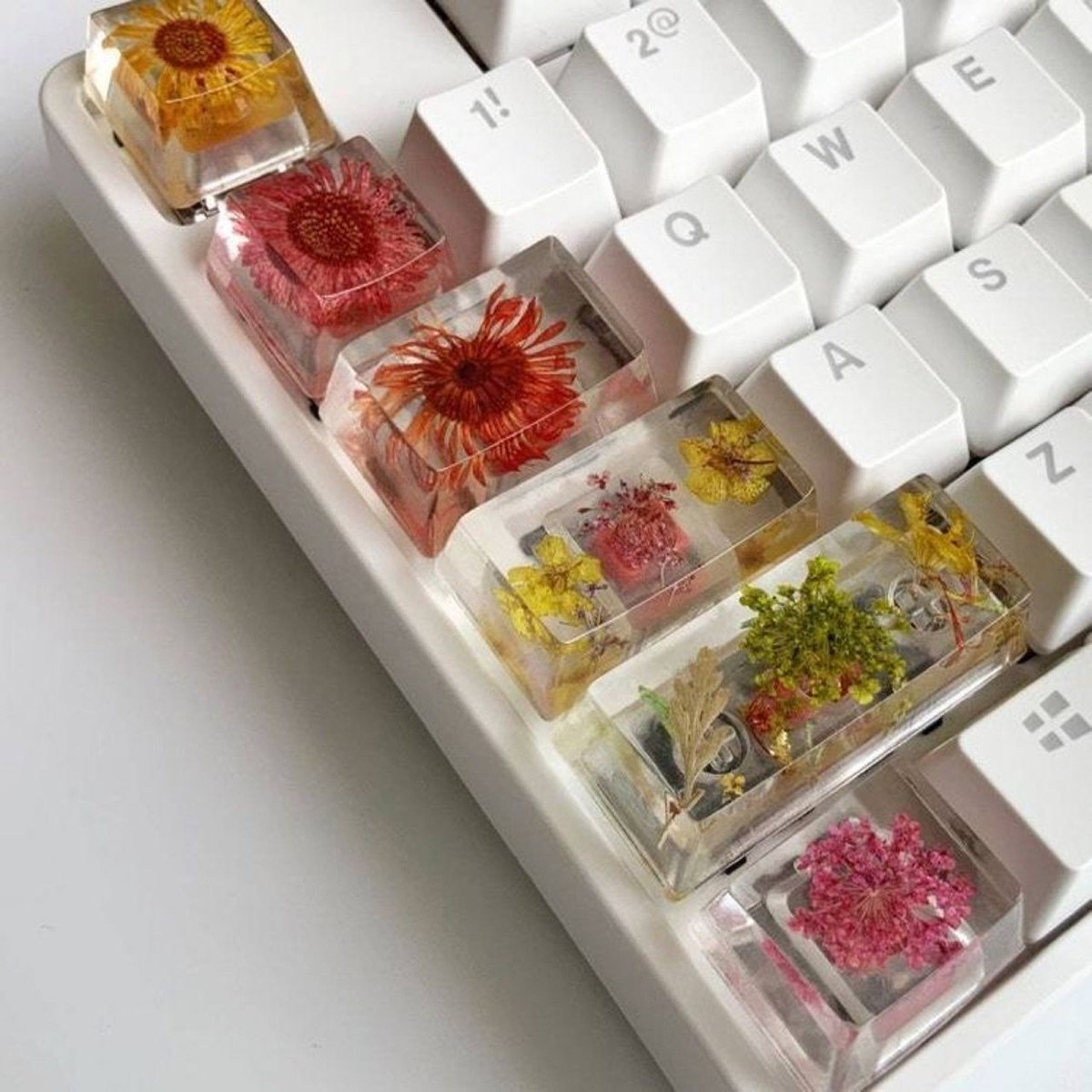 prettiestavenue's tweet photo. flower keycaps https://t.co/V6Sq1ZAwPZ