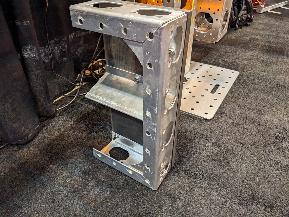 Urakatayacom's tweet image. マーケティングのSAMくん、いい男やん！
「カッコつけていい！？」だって。

お茶目で本気人と一緒にビジネスはしたいものです。

#ModTruss #裏方屋