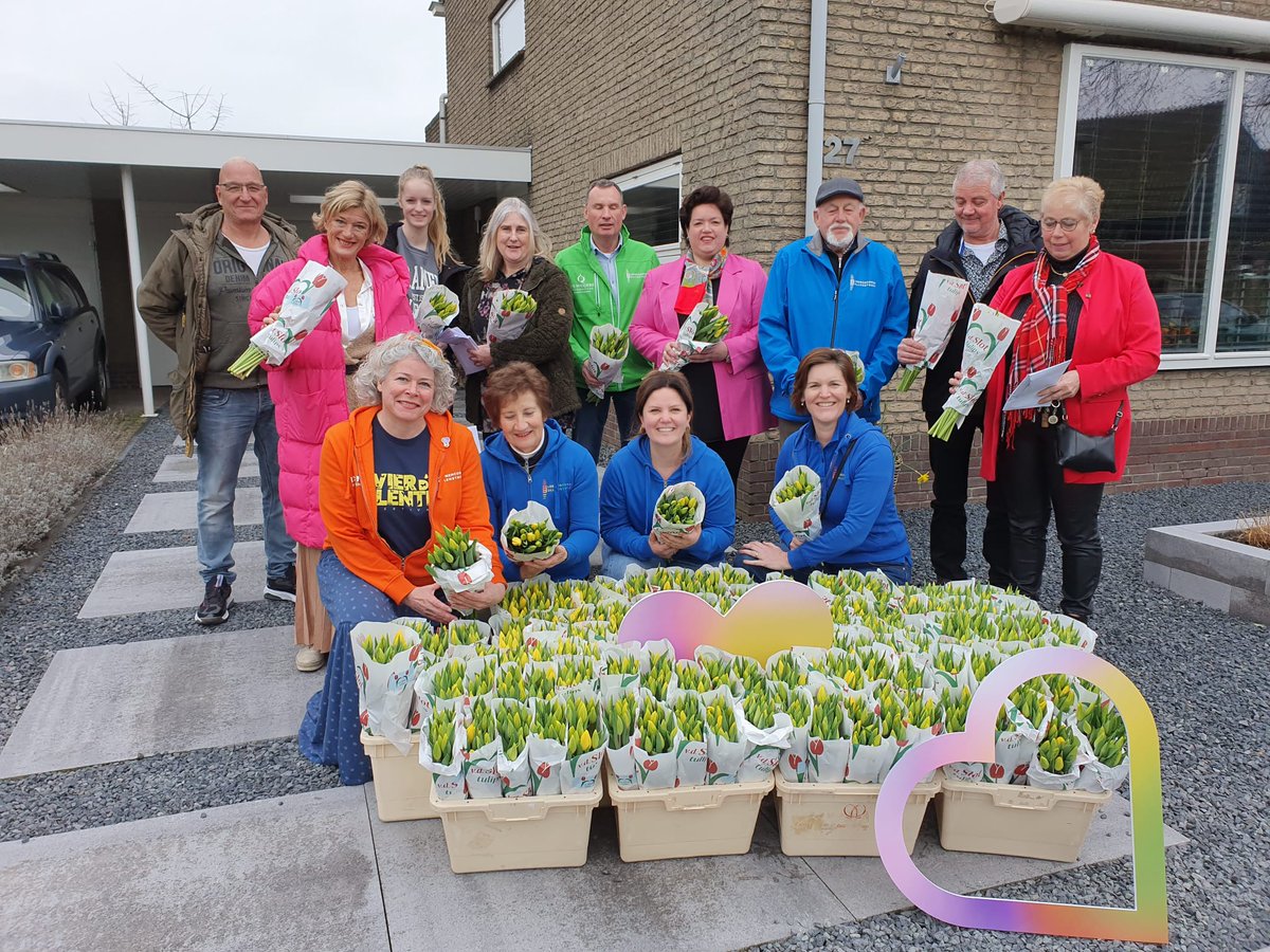 Bloemencorso Bollenstreek (@hetbloemencorso) on Twitter photo Vandaag deelt Het Bloemencorso Bolleenstreek tulpen uit in de <a href="/DuinenBollenDB/">Duin en Bollenstreek</a>. #tulp #lente Vandaag deelt Het Bloemencorso Bolleenstreek tulpen uit in de <a href="/DuinenBollenDB/">Duin en Bollenstreek</a>. #tulp #lente