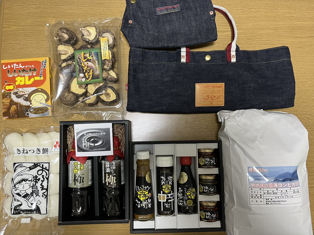 starone137's tweet photo. 日野町さんからすっごい豪華な特産品の詰め合わせが届きました！バックにはオシドリが描かれていてカワイイ😆
今度はオシドリがいる時間帯に行きたいですね〜
 #駅メモ https://t.co/LuYG4235cx