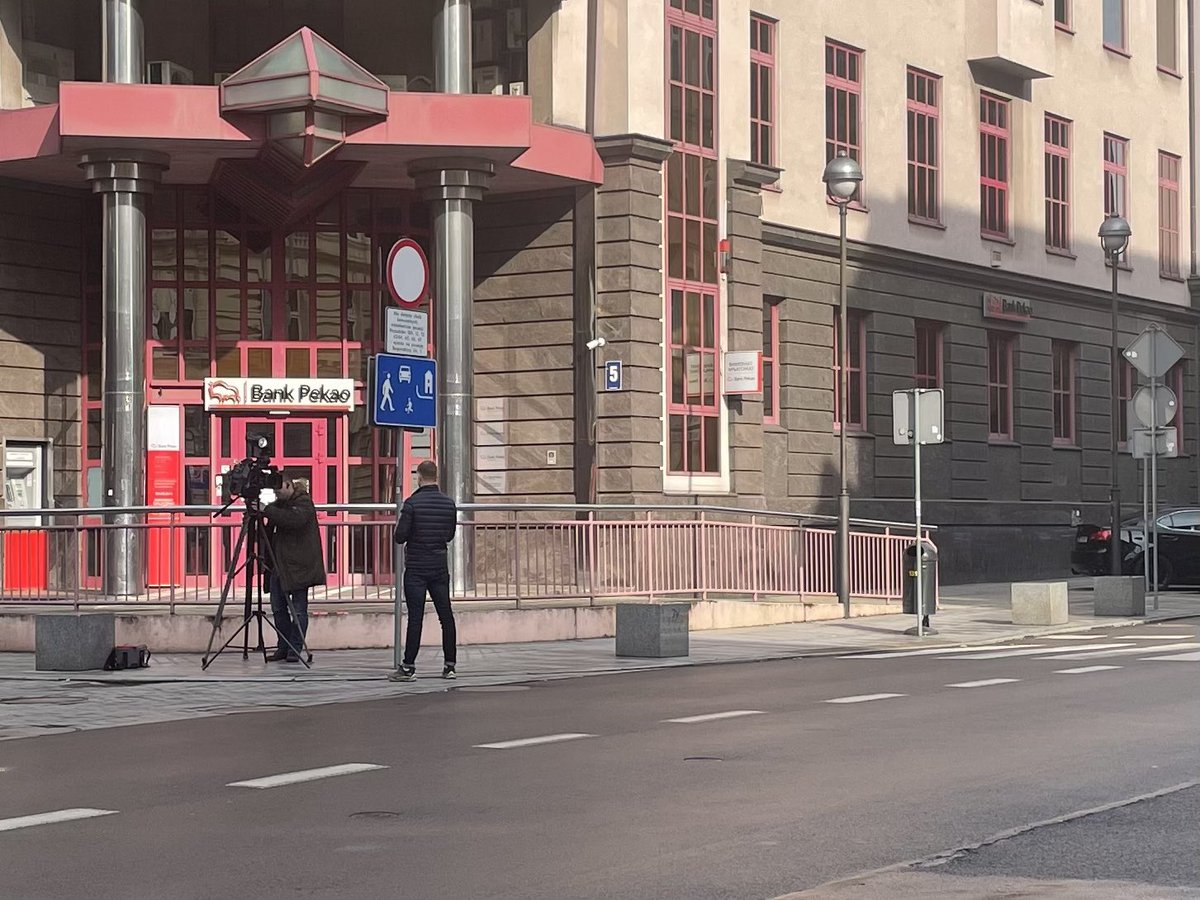 TycjanC's tweet photo. Calling all #Gacek fans, in #Szczecin and around the world - our favourite fat cat has a new house! Someone’s made him a new residence, which he doesn’t seem to be using, and TVN24 is filming his adventures. Fame! 😸😸😸#CatsOfTwitter https://t.co/Rtf6vVVDcF
