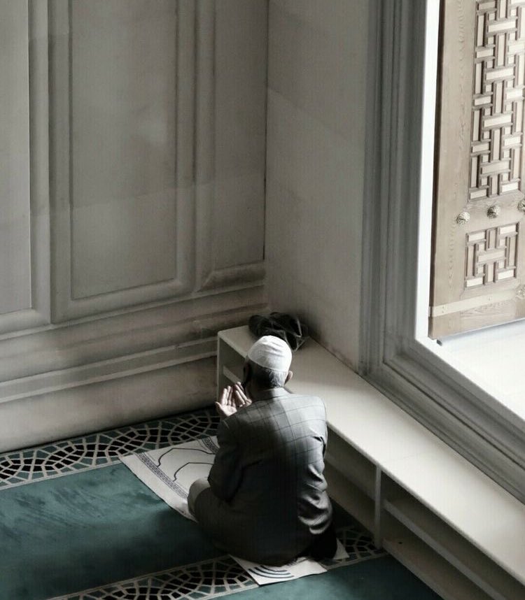 Balaghl's tweet image. وإذا الشدائدُ أقبلَت بجنُودها
والدهرُ من بَعْدِ المسرّة أوجعَك!

ارفع يديك إلى السماء ففوقها
 ربٌ .. إذا ناديته ماضيَّعَك!