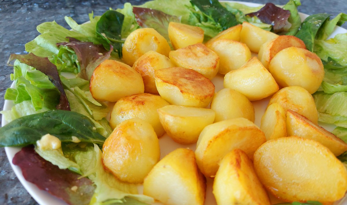 comocomodiadia's tweet photo. #patatas #risoles ... #salteadas en #mantequilla y #ensalada con #vinagreta al #ajo... #guisoyo #comocomodiadia https://t.co/mz0P6lcyzt