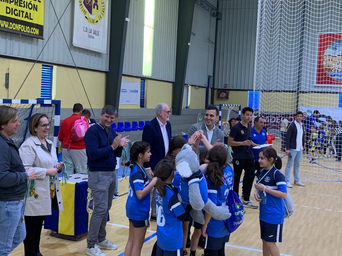 AntonioHurtado's tweet photo. El candidato del PSOE Jose Molina en la Jornada de Balonmano . #ProyectoEsperanza #PorElCambio #PorElEmpleo #AntonioHurtado 🌈🌹💚 https://t.co/IJSlSQO1Z9
