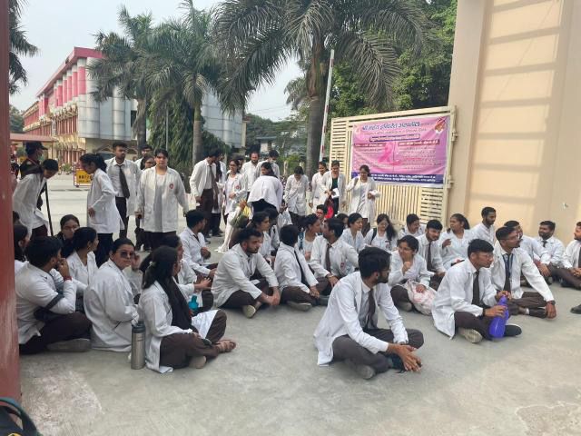 aparna_rangar's tweet photo. fee Hike from Rs 5 lakh to Rs 9 lakh per annum and 40 to 78-80 Lakh for 5 years of SGRR medical college, Dehradun #MBBS Students. Internships hold. #sgrrfeehike https://t.co/mCwzQS1lqd