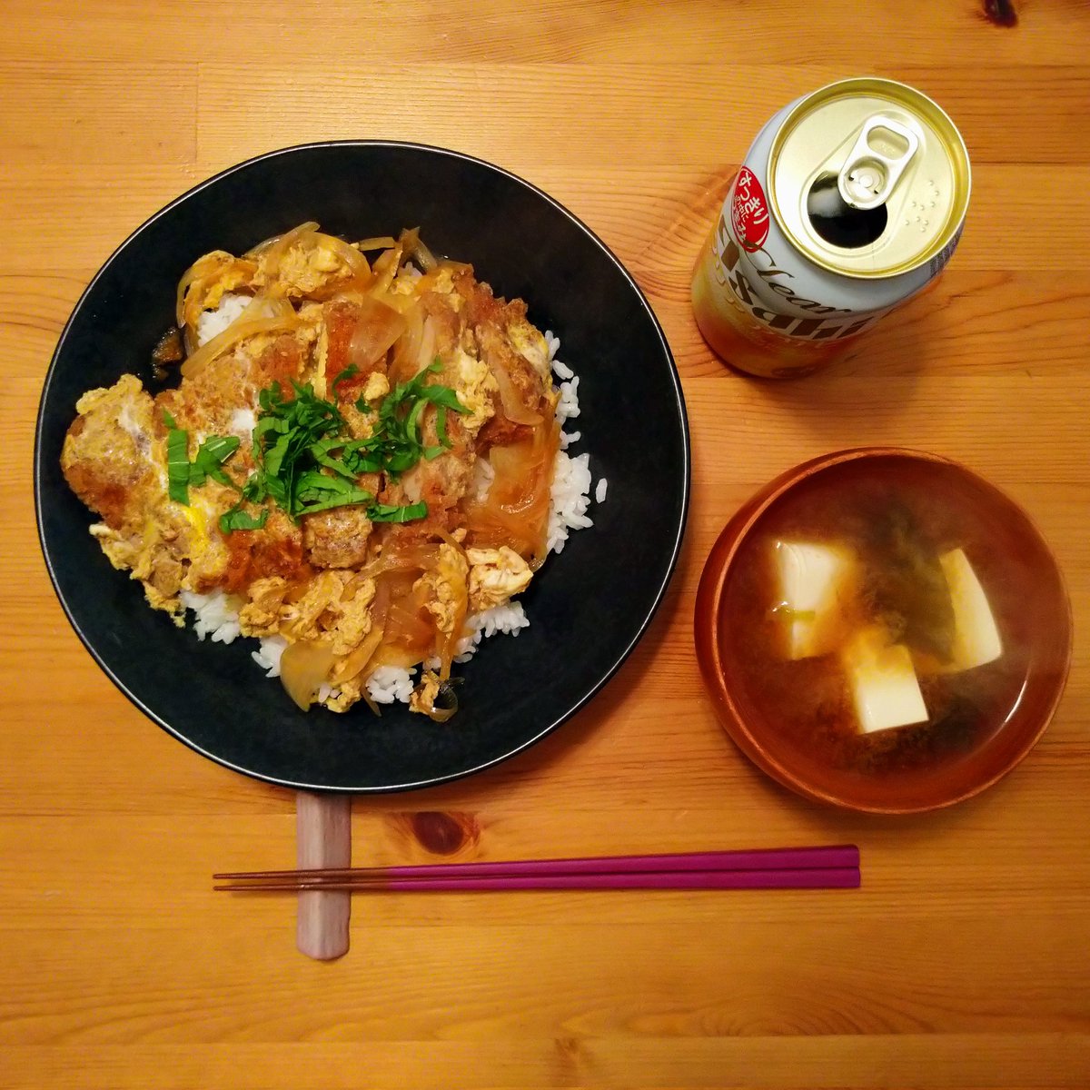 今日の夕飯💕カツ丼🥳お味噌汁はお豆腐で💯いただきます～✨呑み始めてる人はかんぱーい🍻