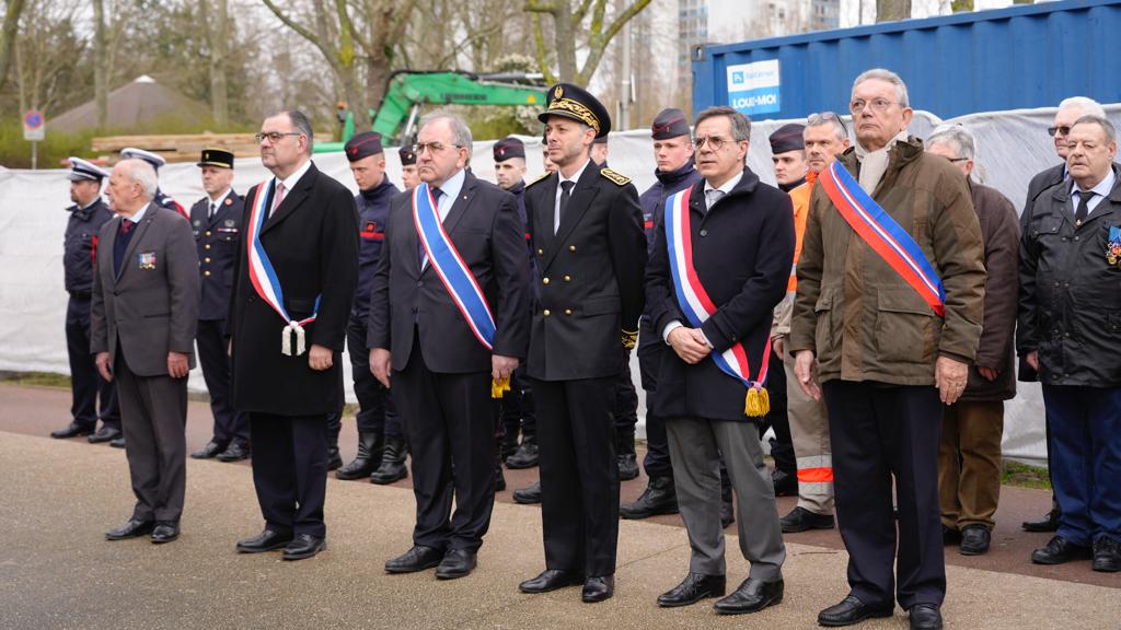 Prefet94's tweet image. #19mars| 📍À @VilleCreteil, Sébastien Bécoulet, directeur de cabinet de @prefet94  rend #hommage aux morts pour la 🇨🇵, pendant la guerre d'Algérie et les combats du Maroc et de la Tunisie, en présence des autorités civiles et militaires et d'anciens combattants.