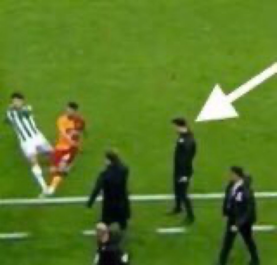 Bu 4. Hakemin tam olarak sahadaki görevi nedir <a href="/TFF_Org/">TFF</a>