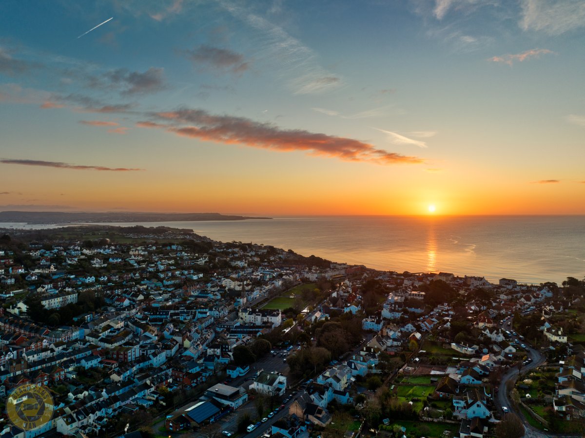 CoastCams247's tweet photo. Sunrise over Dawlish. #coastalbliss #oceancoast #coastalscents https://t.co/G7DOZV1MTR