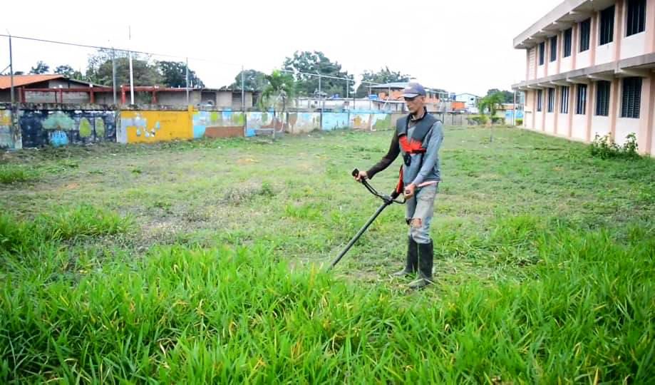 CEOFANBVE's tweet photo. 🇻🇪🔁RT || GJ. @dhernandezlarez: Debemos fundirnos en un esfuerzo colectivo por el bienestar general de nuestro pueblo. Todo suma. #CEOFANB #FANB #BricomilesEnAcción https://t.co/oUwl4A8ZJu