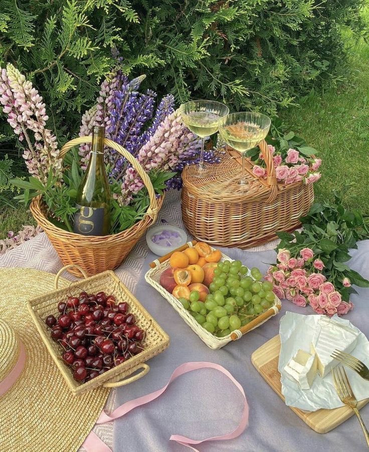 300moods's tweet image. spring season picnic 🧺🌿🍇