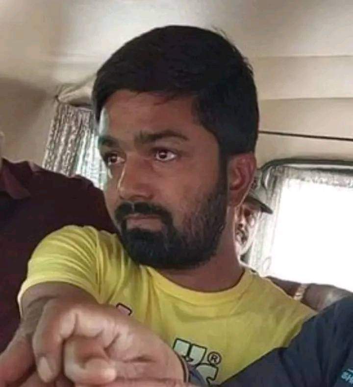Rjy_abhishek's tweet photo. मनीष कश्यप प्रकरण में खास जाति समुदाय के लोग सिर्फ तेजस्वी यादव को टारगेट कर रहे हैं। जबकि इसमें तेजस्वी यादव कहीं से शामिल नहीं होंगे।

ऐसा दिखाया जा रहा है कि #मनीष_कश्यप इतना बड़ा हो गया था कि तेजस्वी को कार्रवाई करना पड़ा।

तो ये महीन खेल है नैरेटिव सेट करने की। तेजस्वी मुख्यमंत्री है क्या...? 

अगर तेजस्वी ये करवाए हैं तो जो भी अच्छे काम हो रहे हैं उनका क्रेडिट भी उनको दो। 
तब नहीं होगा। 

तब नीतीश दिखेंगे या फिर अगल बगल झांकोगे।

पूरा देश जातिवादी है। पर कुछ लोग जातिवादी होके भी ऐसे पेश आते हैं कि लगता है कि जाति मायने नहीं रखते।
#Manish_Kashyap