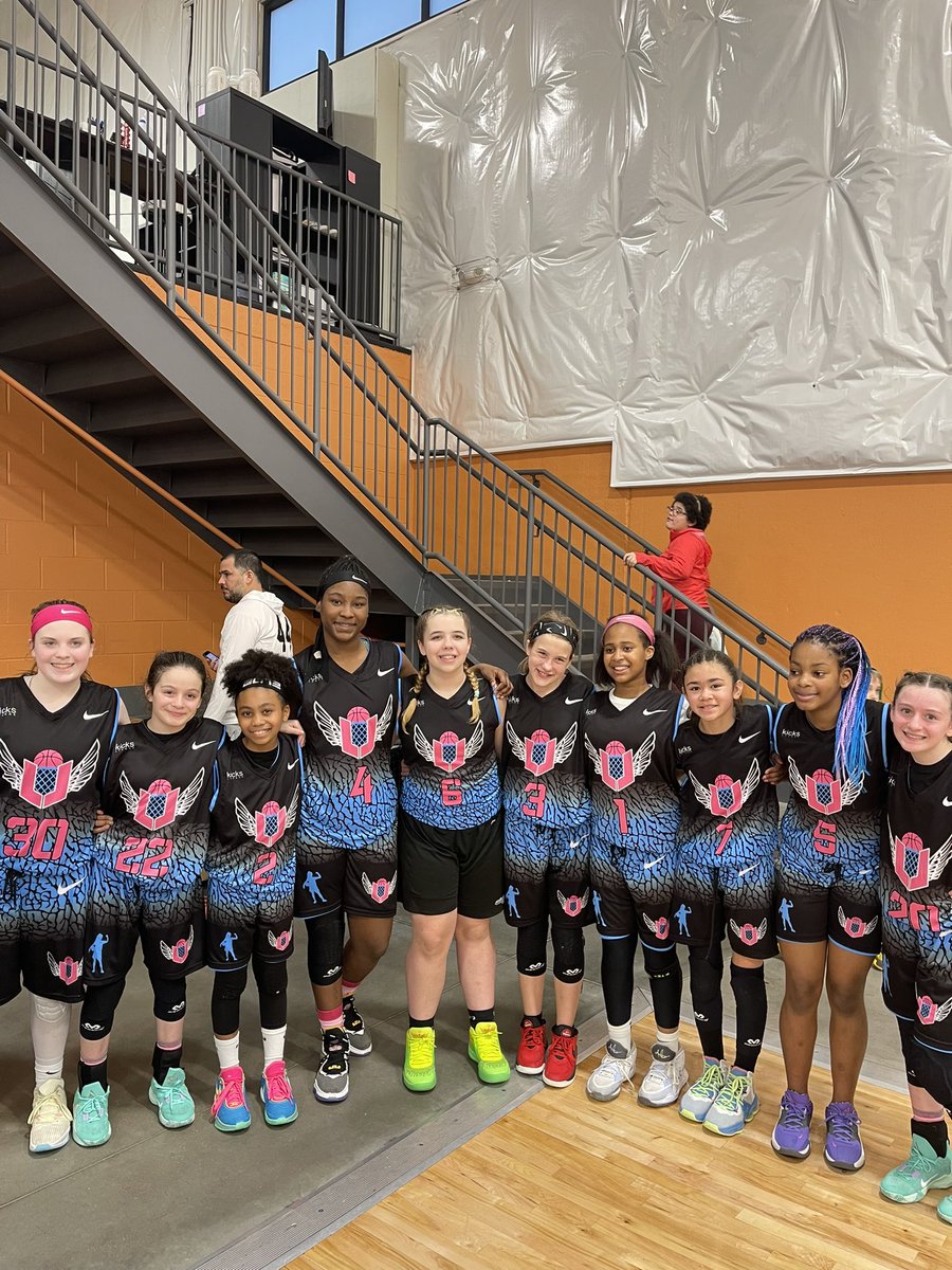 MKUEliteBB's tweet photo. Family it’s what it’s all about. The girls did great over the weekend. Also our boys WPA team. Thanks Tenesha (McDonald’s All American Voter) so showing support in our girls and also inviting us to meet the SCA Nike girls team. Now let the season begin #WeWorkin  @SCAYouth_OH https://t.co/cdS00Iks4T