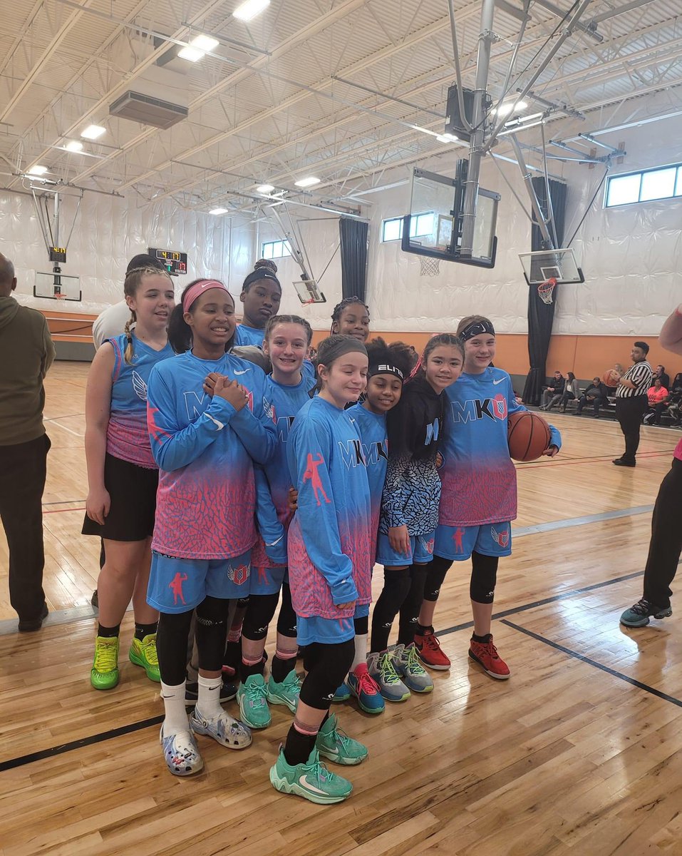 MKUEliteBB's tweet photo. Family it’s what it’s all about. The girls did great over the weekend. Also our boys WPA team. Thanks Tenesha (McDonald’s All American Voter) so showing support in our girls and also inviting us to meet the SCA Nike girls team. Now let the season begin #WeWorkin  @SCAYouth_OH https://t.co/cdS00Iks4T