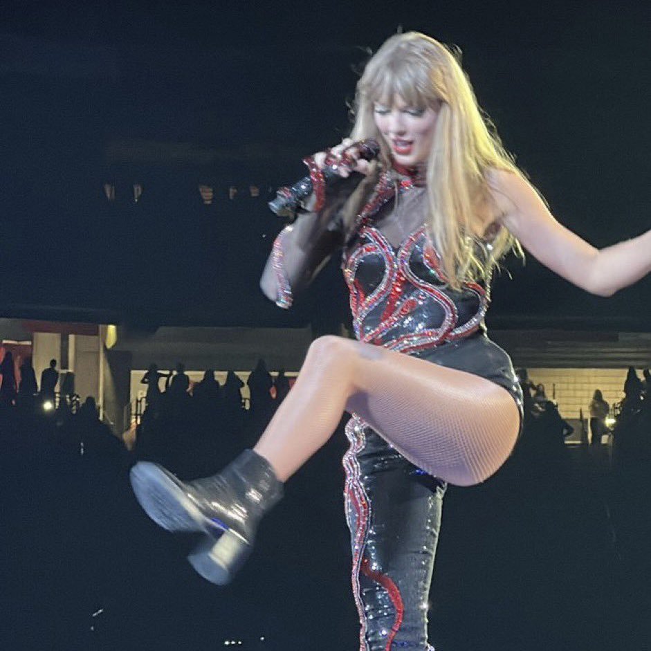 ssamswift's tweet image. holuu soy llamo sam/sami, staneo a tay desde el año pasado, mis álbumes fav son folklore y lover, me hice esta cuenta para interactuar con otras swifties! m ayudarían mucho dando like y rt 💘