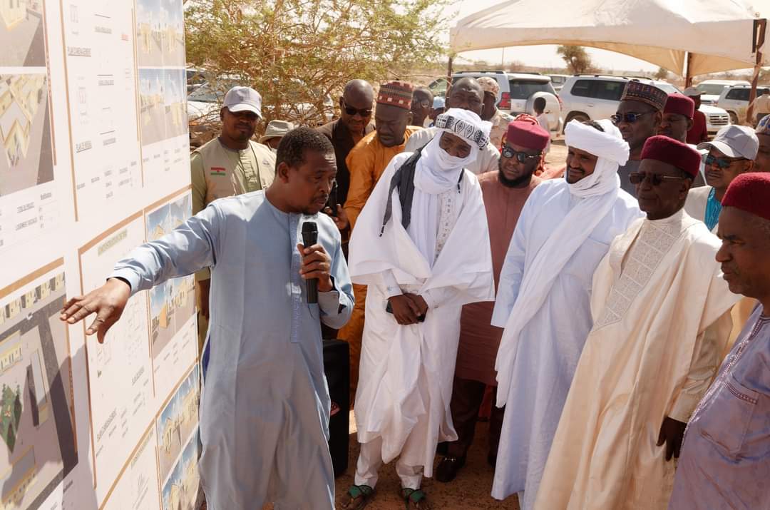 AdamouMahamad2's tweet photo. #Niger: La @FondationIM a procédé ce 19 Mars 2023 avec son partenaire #AASH à la pose de première pierre des travaux de construction d’une cité au profit des populations de #Bangoula.
La cérémonie a été présidée par SEM Foumakoye Gado Vice-Président de ladite Fondation.
1/2 https://t.co/NbyFWX41kN