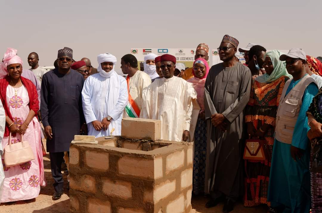 AdamouMahamad2's tweet photo. #Niger: La @FondationIM a procédé ce 19 Mars 2023 avec son partenaire #AASH à la pose de première pierre des travaux de construction d’une cité au profit des populations de #Bangoula.
La cérémonie a été présidée par SEM Foumakoye Gado Vice-Président de ladite Fondation.
1/2 https://t.co/NbyFWX41kN