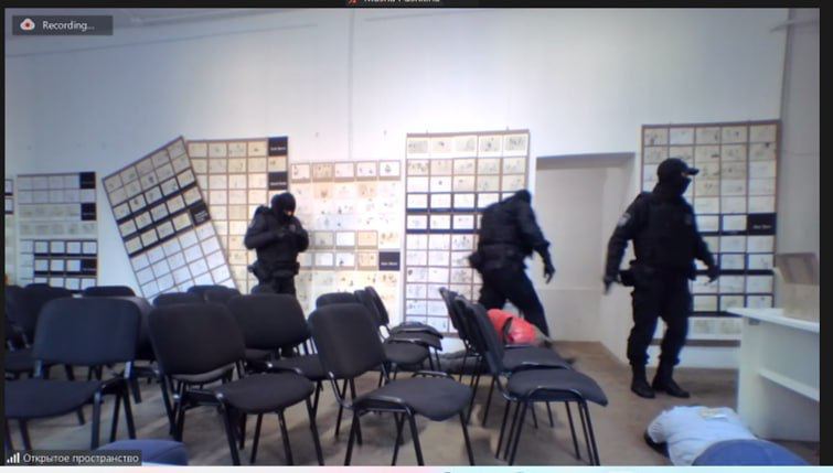 The police dispersed a presentation of comics by artist Sasha Skochilenko, who has been in pre-trial detention for almost a year on the case of "fakes" about the Russian army. Half an hour after it started, police officers in masks arrived and demanded the audience leave the