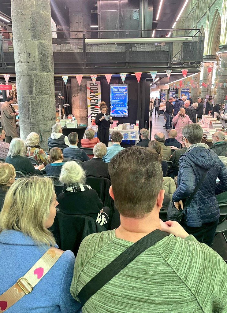 De laatste uurtjes tikken weg...
Volle bak voor @Lizespit deze laatste middag van de Boekenweek in <a href="/BkhDominicanen/">BkhDominicanen</a> in Maastricht!