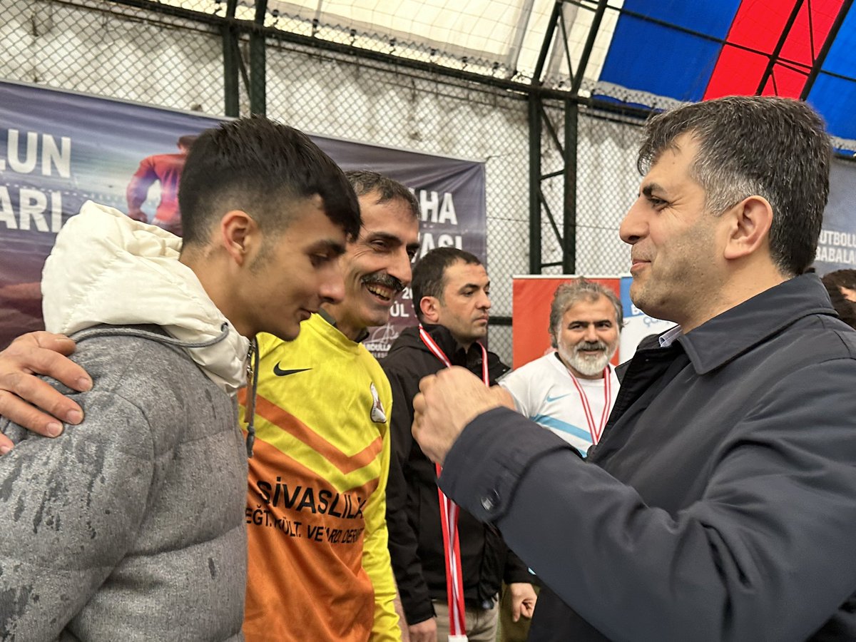 rustemtuysuz's tweet photo. Bağcılar Belediyemizin düzenlediği “Futbolun Babaları” futbol turnuvasında şampiyon takıma ve finale kalan takımlarımıza ödüllerini takdim ettik.

@erkankandemir 
@halisdalkilic 
@osmannnurika https://t.co/uANhwMiQ2E