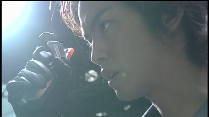 まわり回って未来に  今を見てもただのクロニクル
今ここで  始めよう
連鎖を切る  a c t i o n!!

見て見ぬフリしたって  仕掛けてくる誰かのEGOが
don't know what, what you say 
無視しないで聞いてeyes glazing over 