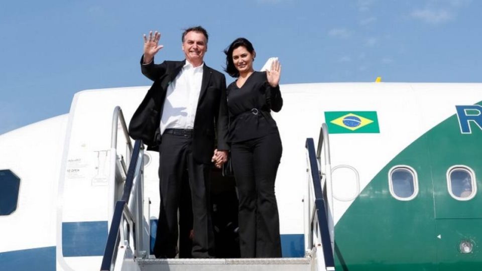 sensacionalista's tweet photo. Bolsonaro está esperando passagem de R$200 para voltar ao Brasil https://t.co/kUn5y2RlFT