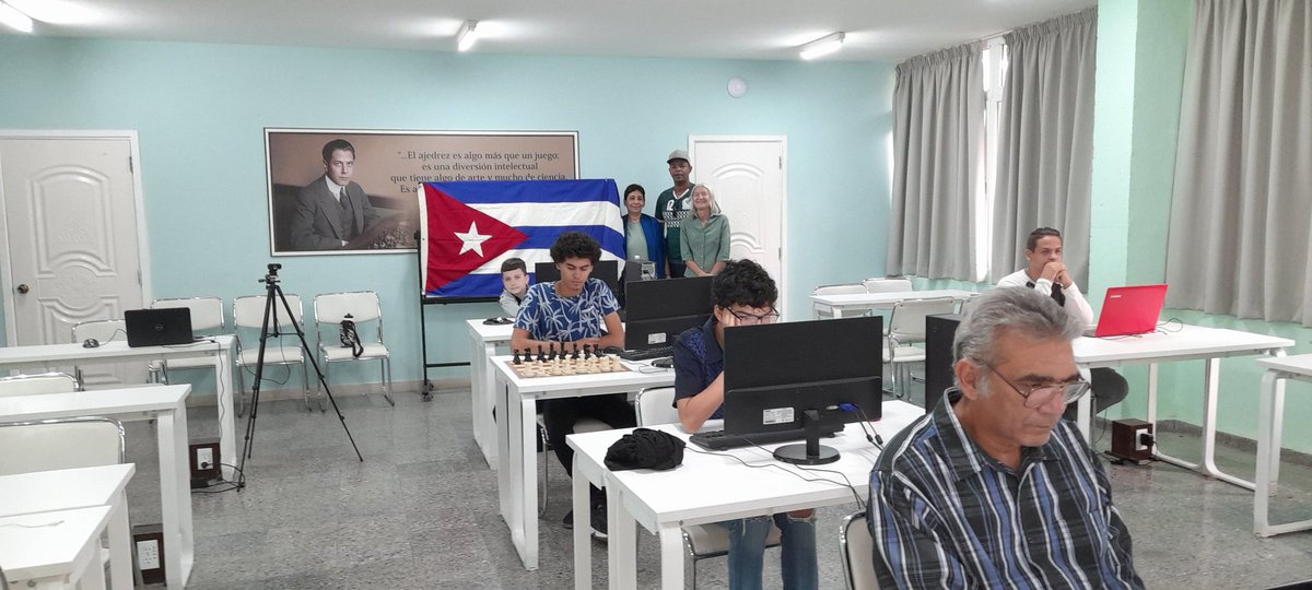 SilvioAlberto78's tweet photo. Segundo día del I torneo Híbrido Centroamericano y del Caribe de ajedrez, equipo Centro de Estudios Isla Ajedrez  Hoy un día especial apoyamos a nuestro equipo 🇨🇺 de beisbol. Ajedrez y Béisbol por la victoria @AdrianaBHdez @ihogne https://t.co/jml2takLDU