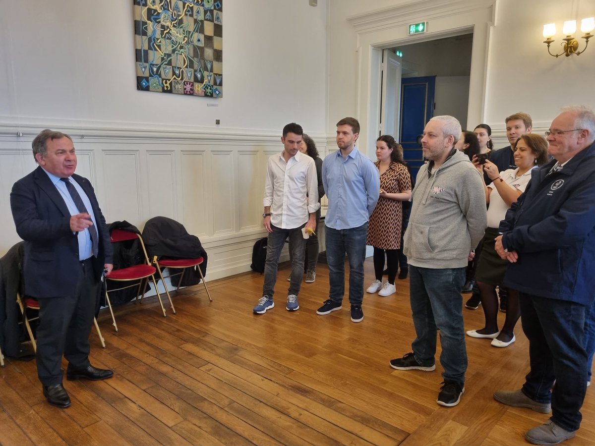mairiedu16's tweet photo. Visite de @fszpiner au tournoi d'échecs organisé à la mairie du XVIe par l'association @JEEN_Echecs. L'occasion d'une partie improvisée ♟️. Rdv à la mairie pour assister à des performances impressionnantes. https://t.co/tQjT9ZhTjp