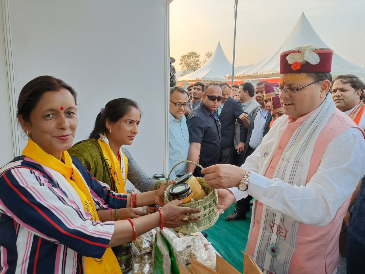 NrlmDunda's tweet photo. Today on the occasion of SARAS Mela in Champawat. Hon. CM sir visited at Dunda stall.
@basava_ias 
@CdoUttarkashi 
@USRLMUTTARKASHI 
@REAPUttarkashi 
@MoRD_GoI https://t.co/DqQnh6xLEq