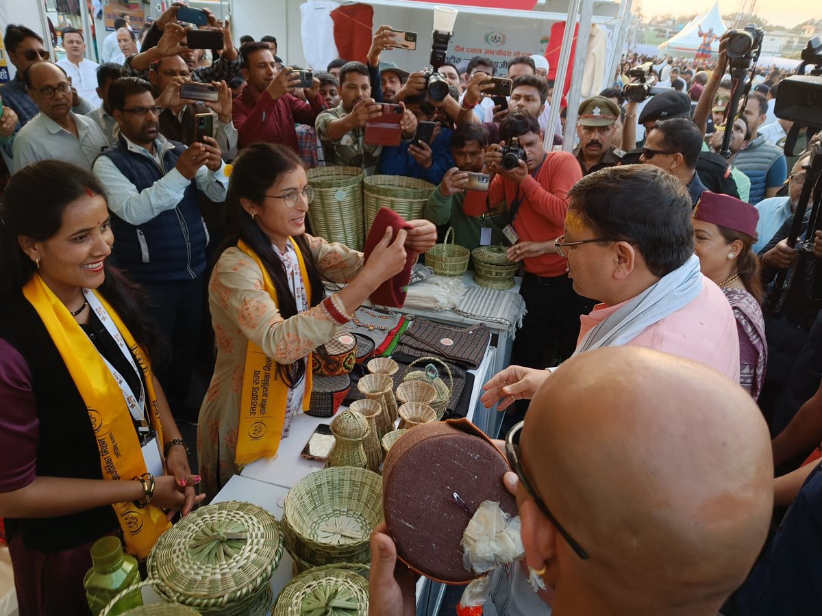 NrlmDunda's tweet photo. Today on the occasion of SARAS Mela in Champawat. Hon. CM sir visited at Dunda stall.
@basava_ias 
@CdoUttarkashi 
@USRLMUTTARKASHI 
@REAPUttarkashi 
@MoRD_GoI https://t.co/DqQnh6xLEq
