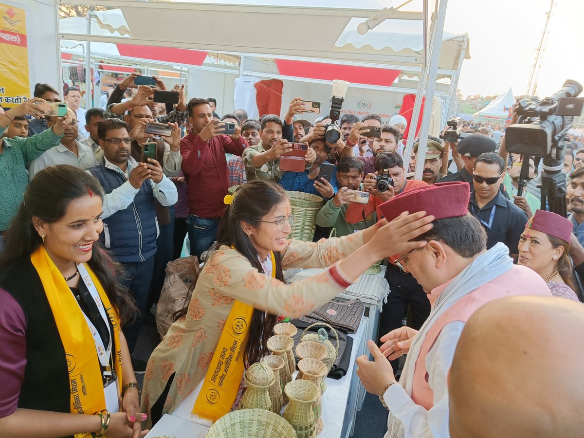 NrlmDunda's tweet photo. Today on the occasion of SARAS Mela in Champawat. Hon. CM sir visited at Dunda stall.
@basava_ias 
@CdoUttarkashi 
@USRLMUTTARKASHI 
@REAPUttarkashi 
@MoRD_GoI https://t.co/DqQnh6xLEq
