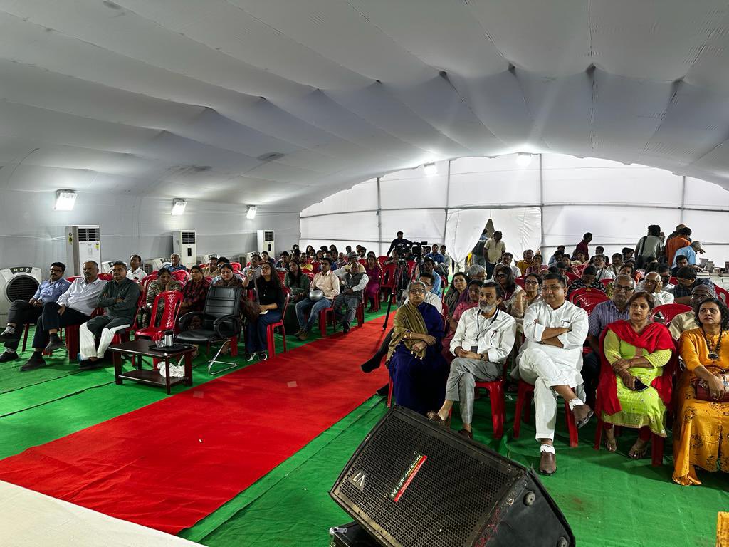 . <a href="/VyomeshShukla/">Vyomesh Shukla</a> in conversation with Akhilesh Jha, on 'Aag aur Paani', here are a few of the highlights from the session <a href="/AhadAnhad/">Ahad Anhad</a> #AhadAnhad <a href="/TweetIHD/">IHD</a> <a href="/navras_Bihar/">Navras</a> <a href="/BiharMuseum/">Bihar Museum</a>