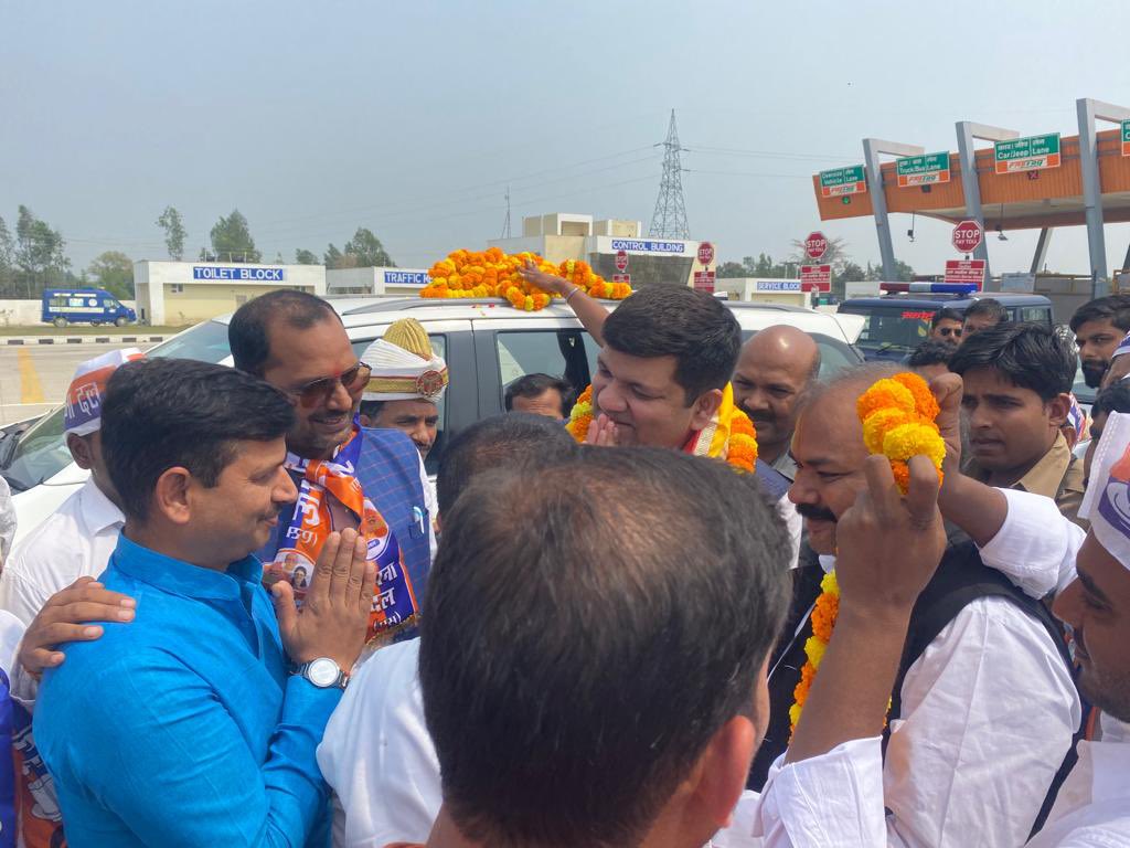 ErAshishSPatel's tweet photo. आज सुल्तानपुर जनपद के कार्यकर्ता व पदाधिकारियों द्वारा स्नेहिल स्वागत एवं अभिनंदन से अभिभूत हूं। सभी को ढेर सारा स्नेह एवं अभिनंदन। https://t.co/y9FldEFa0L