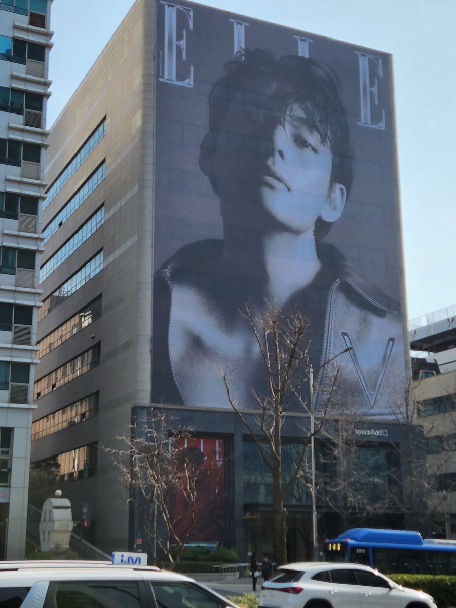 btschartsxdaily's tweet photo. Taehyung’s Elle Korea covers displayed on LED Billboards in Seoul https://t.co/ZWMsNU8SD5