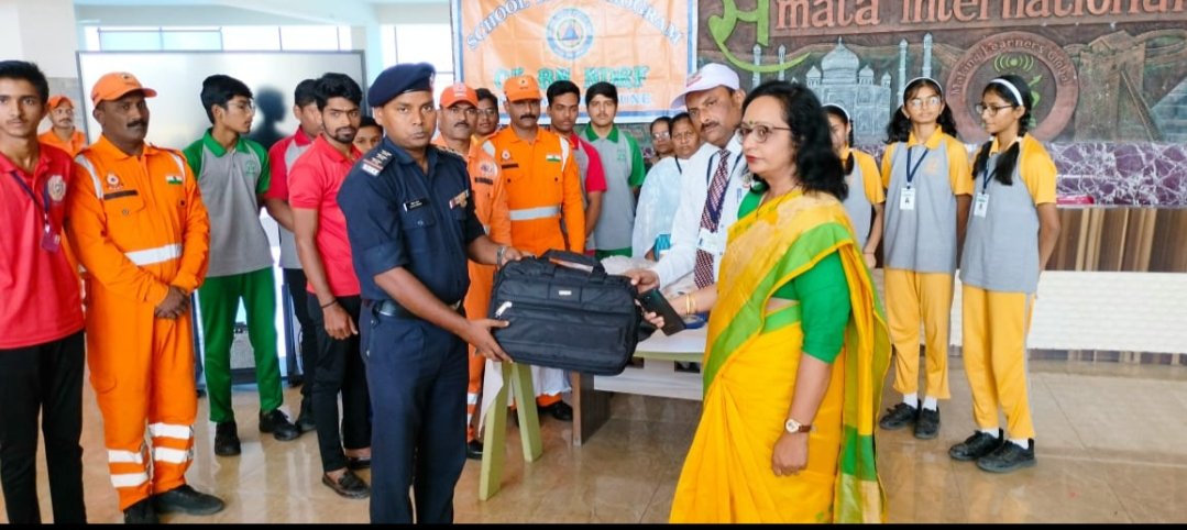 05NDRF's tweet photo. #AzadiKaAmritMahotsav #ndrf
5 NDRF team conducted
#School_Safety_Program at samata intarnational school, Kopargaon, Ahmednagar, Maharashtra. Beneficiaries include students, school Staff, local disaster management and tehsil staff. Total -254
@ndmaindia @NDRFHQ @ANI @PIBMumbai https://t.co/Q0qRkbYjhw