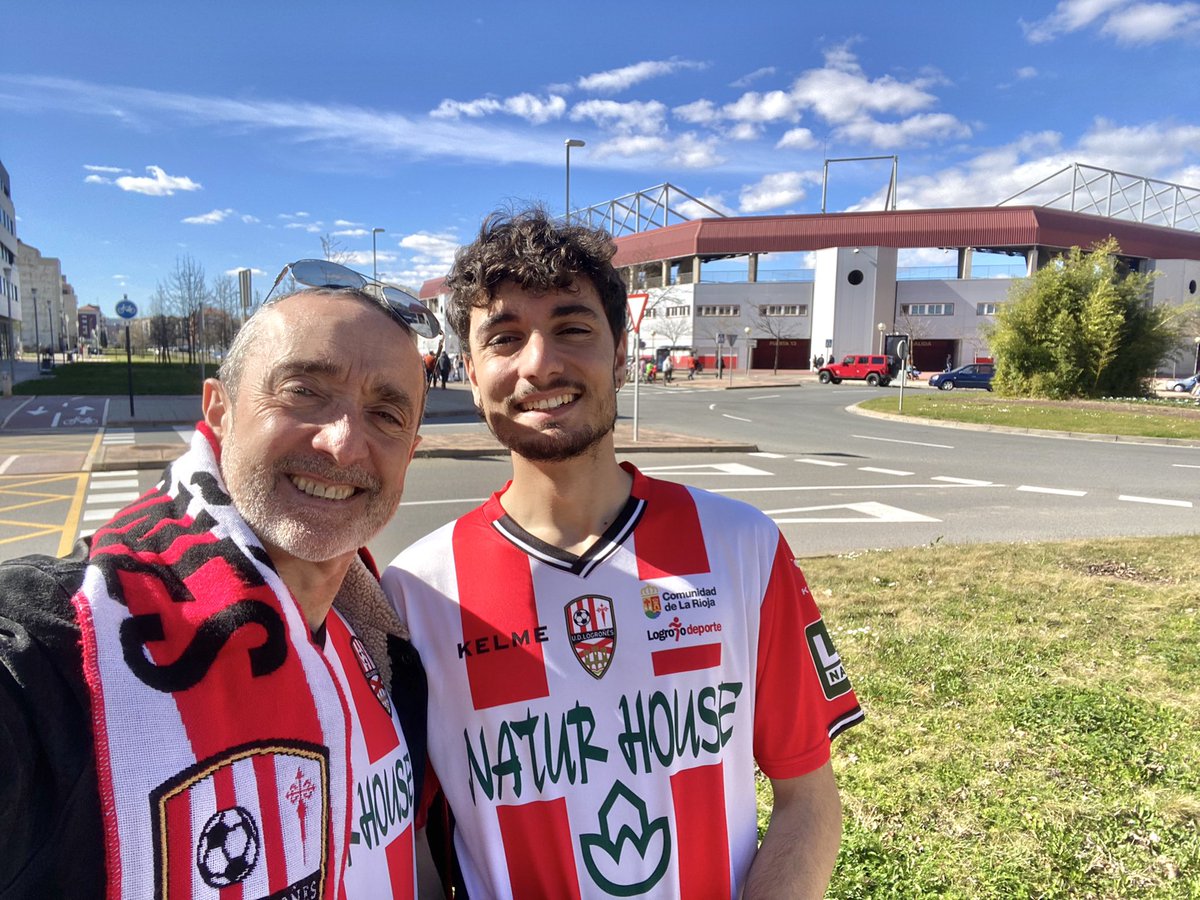 CarlosGlera's tweet image. Amor de padre 😊❤️🤍❤️⚽️#UDLogroñes