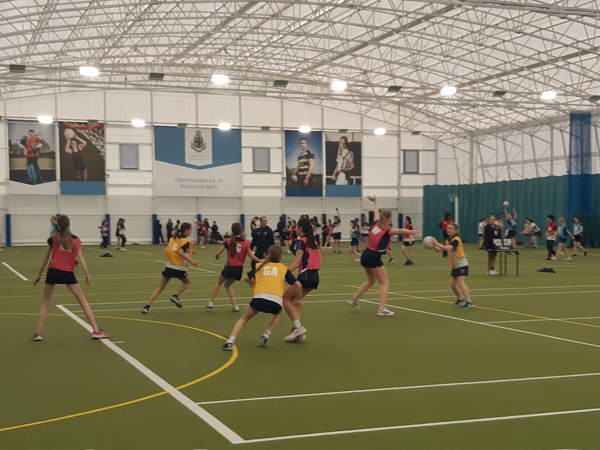 What a wonderful morning of Netball! Congratulations to all involved @StrathallanSchl @strath_sport and @GlasgowAcademy #PlayAndGrow #GrowingTheGame #FriendshipThroughSport @NetballScotland @SCISschools 🏴󠁧󠁢󠁳󠁣󠁴󠁿 #StrathCommunity 💙💛