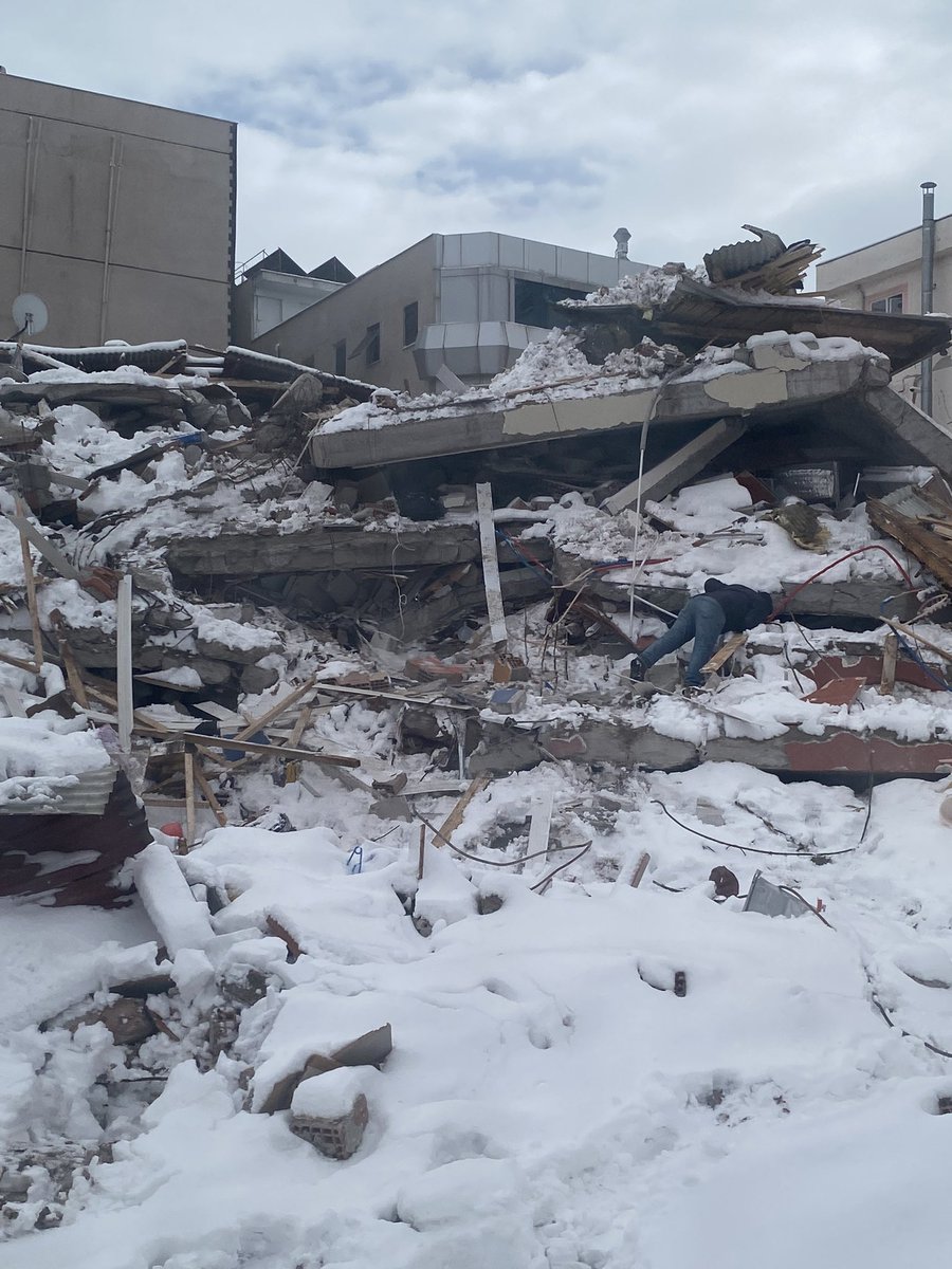 Bu enkazlardan çıkan öğretmenlere “ Dön hiçbir şey olmamış gibi ders anlat” nasıl dersiniz? Bu insanlar robot mu? Biz ÖNCE CAN GÜVENLİĞİ diyoruz. <a href="/prof_mahmutozer/">Mahmut Özer</a> #ŞartsızTayinElzemdir