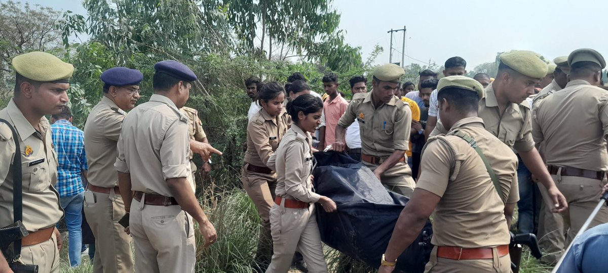 vvikramlive's tweet photo. #उन्नाव बीघापुर कोतवाली क्षेत्र के गांव भैसई कोयल में शौच गई युवती की गोली मारकर हत्या । 
घर से 200 मीटर दूर झाड़ियों में पड़ा मिला शव । 
एसपी ने घटनास्थल का निरीक्षण कर मामले के खुलासे के लिए गठित की टीम ।
@Uppolice @dgpup @CMOfficeUP @Igrangelucknow @unnaopolice https://t.co/Z7yYkjRK0a