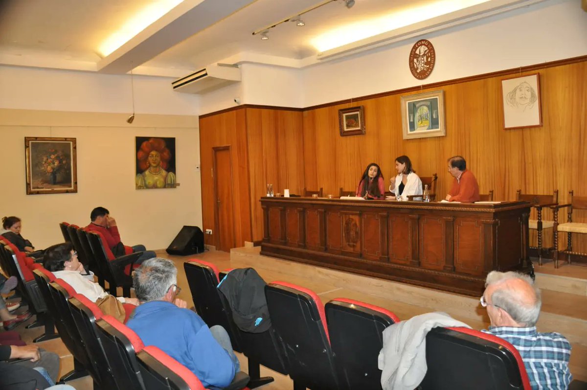 “El sostre groc” al Comú. L'Enric Beck va moderar el col·loqui amb dues de les víctimes i actrius de la pel·lícula: Aida Flix i Violeta Porta. El públic assistent, molt participatiu,  va voler remarcar la seva valentia per fer visible aquest abús.