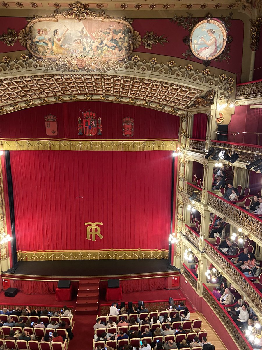 Espectacular lo del Teatro Romea. 

Tras su construcción, fue maldecido por un monje. Sufriría 3 incendios: en el primero no habría víctimas, en el segundo moriría una persona y en el tercero, cuando el aforo estuviese completo, las llamas lo reducirían a pedazos.
